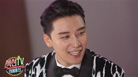 勝利在節目中透露，曾經在太陽獲得打電話機會時，開心與他通上電話。（圖／翻攝自SBS NEWS）