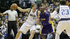 ▲Dirk Nowitzki（左）與Kobe Bryant交手已成回憶。（資料照／美聯社／達志影像）