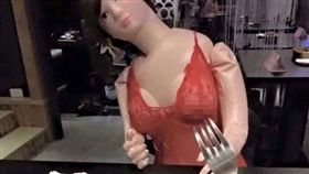 恥度破表！他帶「這款女友」上餐廳　網笑：小心你的叉子
圖／翻攝自爆廢公社