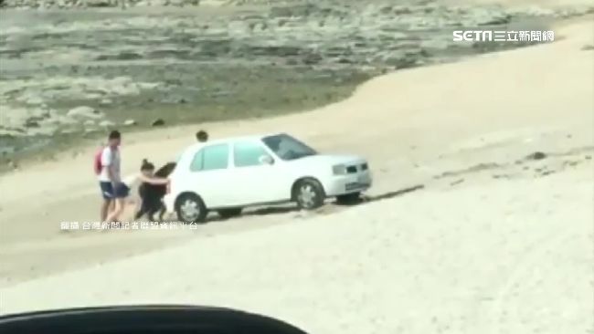 把車開上沙灘刁車　長腿妹推車成嬌點
