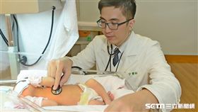 醫師蘇一宇為新生兒檢查。（圖／台北慈濟醫院提供）