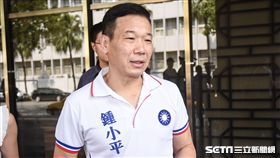 台北市議員鍾小平按鈴申告教育部長葉俊榮瀆職。 （圖／記者林敬旻攝）