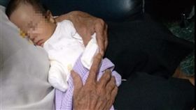 沒冷氣！嬰穿長袖蓋被　媽媽們崩潰：有種冷叫阿嬤冷（圖／翻攝自爆廢公社）