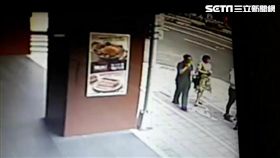 江男拿25萬元證明財力，卻被吳姓債主直接拿走，路人見狀立刻報案，警方訊後依重利及妨害自由等罪移送法辦（翻攝畫面）