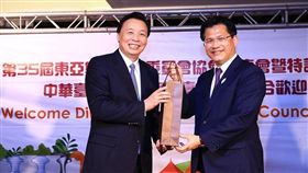 中國奧會主席楊樹安，致贈紀念品予臺中市市長林佳龍（圖／翻攝自東亞青運官網）