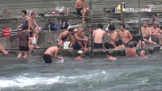 冬天泡溫泉好暖和　長輩小心熱休克