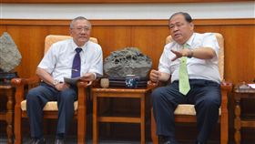 中油澎湖油庫漏油　董事長戴謙表歉意中油董事長戴謙（左）18日傍晚6時抵達澎湖拜會縣長陳光復（右），也對中油湖西油庫漏油一事代表中油致上歉意，同時承諾會做好善後處理。（澎湖縣政府提供）中央社  107年7月18日