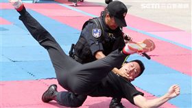 憲兵操演「鎖喉反制」、 「纏手推掌」、 「擋劈掃腳」、 「槍檔轉刺」、 「棍打扣摔」等5項格鬥術式。（記者邱榮吉/攝影）