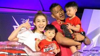 暖！黑人巧遇「載范范生產」小黃司機