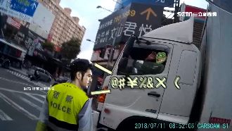 騎士遭貨車逼車　「金城武警」神救援