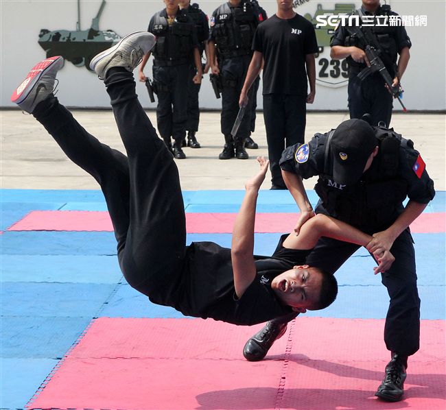 憲兵實施反制應變及限制空間戰鬥操演，「鎖喉反制」、 「纏手推掌」、 「擋劈掃腳」、 「槍檔轉刺」、 「棍打扣摔」等5項格鬥術式，並模擬執勤突發事件實施狀況操演。（記者邱榮吉/攝影）