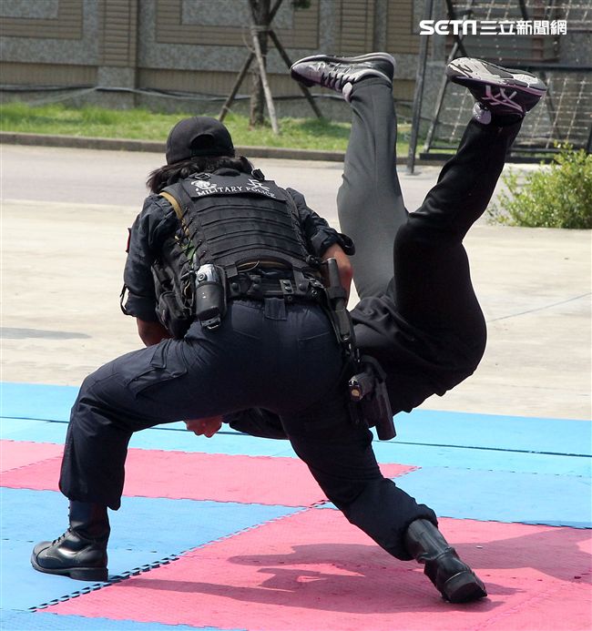 憲兵實施反制應變及限制空間戰鬥操演，「鎖喉反制」、 「纏手推掌」、 「擋劈掃腳」、 「槍檔轉刺」、 「棍打扣摔」等5項格鬥術式，並模擬執勤突發事件實施狀況操演。（記者邱榮吉/攝影）