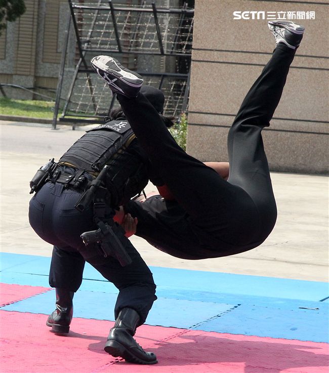 憲兵實施反制應變及限制空間戰鬥操演，「鎖喉反制」、 「纏手推掌」、 「擋劈掃腳」、 「槍檔轉刺」、 「棍打扣摔」等5項格鬥術式，並模擬執勤突發事件實施狀況操演。（記者邱榮吉/攝影）