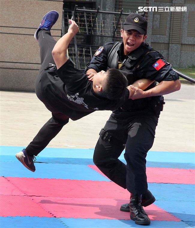 憲兵實施反制應變及限制空間戰鬥操演，「鎖喉反制」、 「纏手推掌」、 「擋劈掃腳」、 「槍檔轉刺」、 「棍打扣摔」等5項格鬥術式，並模擬執勤突發事件實施狀況操演。（記者邱榮吉/攝影）