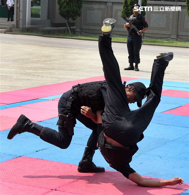 憲兵實施反制應變及限制空間戰鬥操演，「鎖喉反制」、 「纏手推掌」、 「擋劈掃腳」、 「槍檔轉刺」、 「棍打扣摔」等5項格鬥術式，並模擬執勤突發事件實施狀況操演。（記者邱榮吉/攝影）