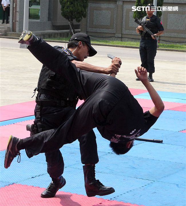 憲兵實施反制應變及限制空間戰鬥操演，「鎖喉反制」、 「纏手推掌」、 「擋劈掃腳」、 「槍檔轉刺」、 「棍打扣摔」等5項格鬥術式，並模擬執勤突發事件實施狀況操演。（記者邱榮吉/攝影）