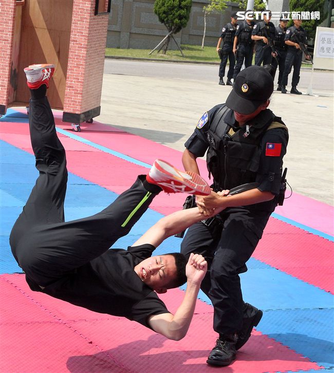 憲兵實施反制應變及限制空間戰鬥操演，「鎖喉反制」、 「纏手推掌」、 「擋劈掃腳」、 「槍檔轉刺」、 「棍打扣摔」等5項格鬥術式，並模擬執勤突發事件實施狀況操演。（記者邱榮吉/攝影）