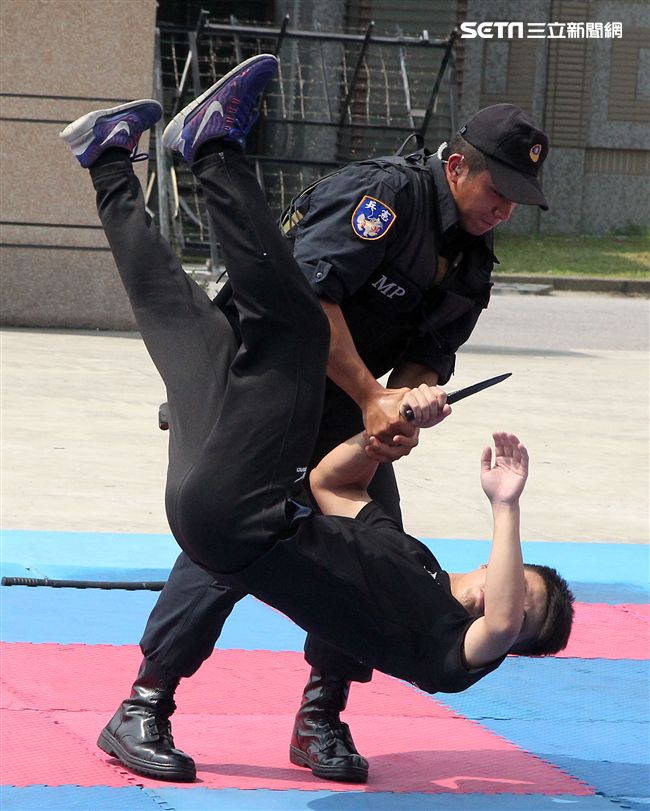 憲兵實施反制應變及限制空間戰鬥操演，「鎖喉反制」、 「纏手推掌」、 「擋劈掃腳」、 「槍檔轉刺」、 「棍打扣摔」等5項格鬥術式，並模擬執勤突發事件實施狀況操演。（記者邱榮吉/攝影）