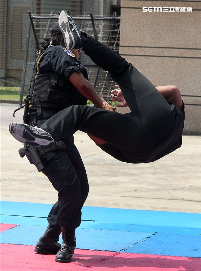 憲兵實施反制應變及限制空間戰鬥操演，「鎖喉反制」、 「纏手推掌」、 「擋劈掃腳」、 「槍檔轉刺」、 「棍打扣摔」等5項格鬥術式，並模擬執勤突發事件實施狀況操演。（記者邱榮吉/攝影）