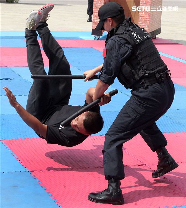 憲兵實施反制應變及限制空間戰鬥操演，「鎖喉反制」、 「纏手推掌」、 「擋劈掃腳」、 「槍檔轉刺」、 「棍打扣摔」等5項格鬥術式，並模擬執勤突發事件實施狀況操演。（記者邱榮吉/攝影）