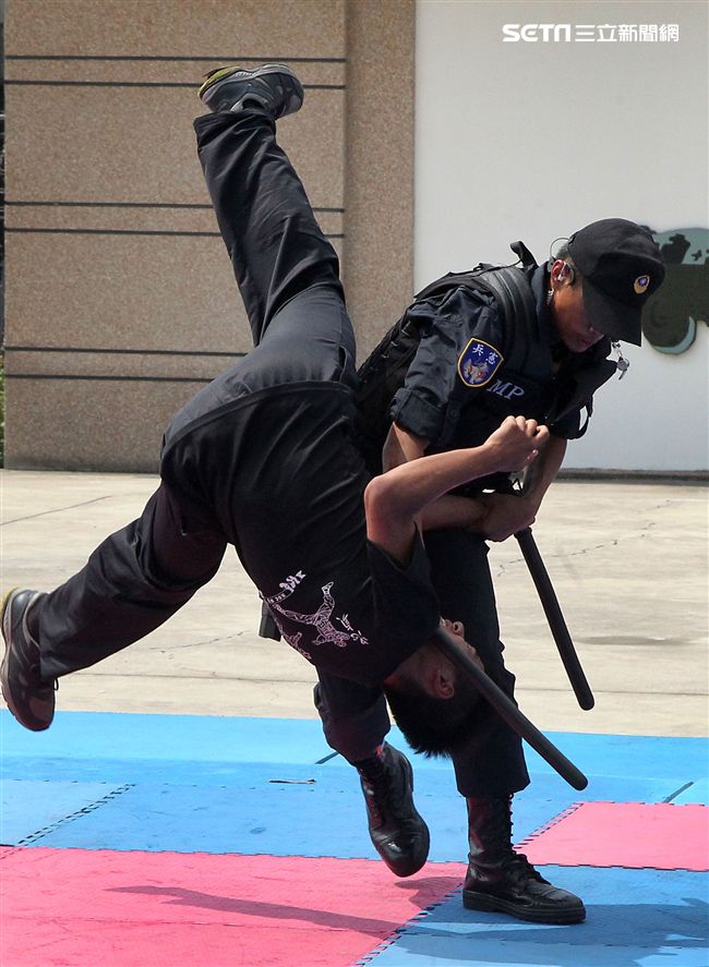 憲兵實施反制應變及限制空間戰鬥操演，「鎖喉反制」、 「纏手推掌」、 「擋劈掃腳」、 「槍檔轉刺」、 「棍打扣摔」等5項格鬥術式，並模擬執勤突發事件實施狀況操演。（記者邱榮吉/攝影）