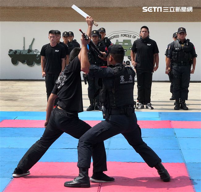 憲兵實施反制應變及限制空間戰鬥操演，「鎖喉反制」、 「纏手推掌」、 「擋劈掃腳」、 「槍檔轉刺」、 「棍打扣摔」等5項格鬥術式，並模擬執勤突發事件實施狀況操演。（記者邱榮吉/攝影）