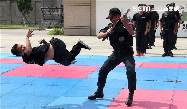 憲兵實施反制應變及限制空間戰鬥操演，「鎖喉反制」、 「纏手推掌」、 「擋劈掃腳」、 「槍檔轉刺」、 「棍打扣摔」等5項格鬥術式，並模擬執勤突發事件實施狀況操演。（記者邱榮吉/攝影）