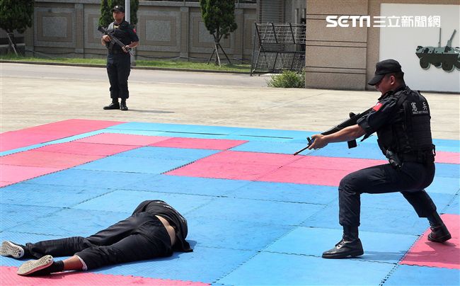 憲兵實施反制應變及限制空間戰鬥操演，「鎖喉反制」、 「纏手推掌」、 「擋劈掃腳」、 「槍檔轉刺」、 「棍打扣摔」等5項格鬥術式，並模擬執勤突發事件實施狀況操演。（記者邱榮吉/攝影）