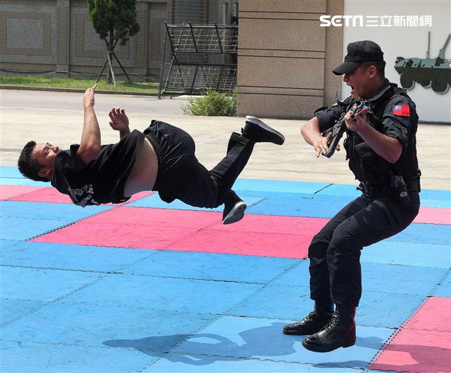 憲兵實施反制應變及限制空間戰鬥操演，「鎖喉反制」、 「纏手推掌」、 「擋劈掃腳」、 「槍檔轉刺」、 「棍打扣摔」等5項格鬥術式，並模擬執勤突發事件實施狀況操演。（記者邱榮吉/攝影）