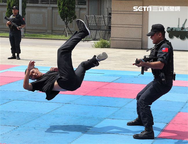 憲兵實施反制應變及限制空間戰鬥操演，「鎖喉反制」、 「纏手推掌」、 「擋劈掃腳」、 「槍檔轉刺」、 「棍打扣摔」等5項格鬥術式，並模擬執勤突發事件實施狀況操演。（記者邱榮吉/攝影）