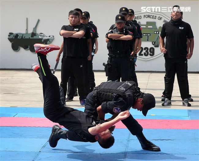 憲兵實施反制應變及限制空間戰鬥操演，「鎖喉反制」、 「纏手推掌」、 「擋劈掃腳」、 「槍檔轉刺」、 「棍打扣摔」等5項格鬥術式，並模擬執勤突發事件實施狀況操演。（記者邱榮吉/攝影）
