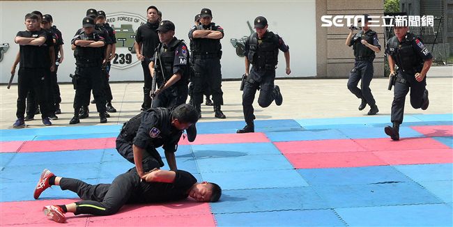 憲兵實施反制應變及限制空間戰鬥操演，「鎖喉反制」、 「纏手推掌」、 「擋劈掃腳」、 「槍檔轉刺」、 「棍打扣摔」等5項格鬥術式，並模擬執勤突發事件實施狀況操演。（記者邱榮吉/攝影）