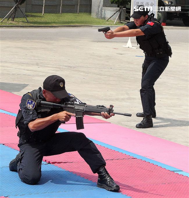 憲兵實施反制應變及限制空間戰鬥操演，「鎖喉反制」、 「纏手推掌」、 「擋劈掃腳」、 「槍檔轉刺」、 「棍打扣摔」等5項格鬥術式，並模擬執勤突發事件實施狀況操演。（記者邱榮吉/攝影）