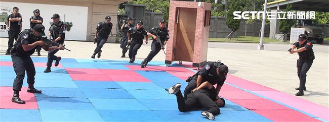憲兵實施反制應變及限制空間戰鬥操演，「鎖喉反制」、 「纏手推掌」、 「擋劈掃腳」、 「槍檔轉刺」、 「棍打扣摔」等5項格鬥術式，並模擬執勤突發事件實施狀況操演。（記者邱榮吉/攝影）