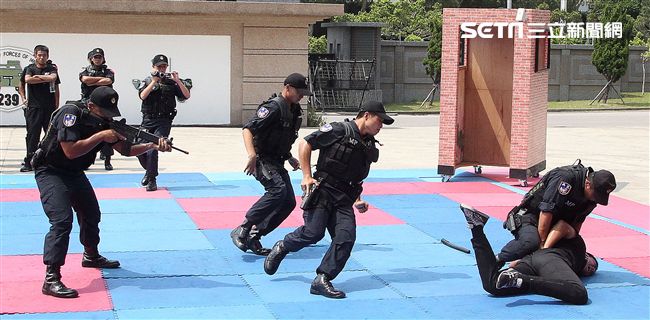 憲兵實施反制應變及限制空間戰鬥操演，「鎖喉反制」、 「纏手推掌」、 「擋劈掃腳」、 「槍檔轉刺」、 「棍打扣摔」等5項格鬥術式，並模擬執勤突發事件實施狀況操演。（記者邱榮吉/攝影）