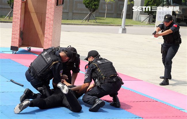 憲兵實施反制應變及限制空間戰鬥操演，「鎖喉反制」、 「纏手推掌」、 「擋劈掃腳」、 「槍檔轉刺」、 「棍打扣摔」等5項格鬥術式，並模擬執勤突發事件實施狀況操演。（記者邱榮吉/攝影）