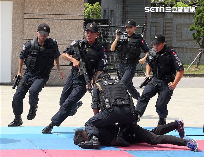 憲兵實施反制應變及限制空間戰鬥操演，「鎖喉反制」、 「纏手推掌」、 「擋劈掃腳」、 「槍檔轉刺」、 「棍打扣摔」等5項格鬥術式，並模擬執勤突發事件實施狀況操演。（記者邱榮吉/攝影）