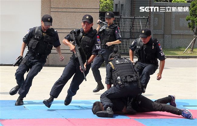 憲兵實施反制應變及限制空間戰鬥操演，「鎖喉反制」、 「纏手推掌」、 「擋劈掃腳」、 「槍檔轉刺」、 「棍打扣摔」等5項格鬥術式，並模擬執勤突發事件實施狀況操演。（記者邱榮吉/攝影）