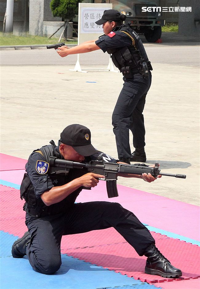 憲兵實施反制應變及限制空間戰鬥操演，「鎖喉反制」、 「纏手推掌」、 「擋劈掃腳」、 「槍檔轉刺」、 「棍打扣摔」等5項格鬥術式，並模擬執勤突發事件實施狀況操演。（記者邱榮吉/攝影）