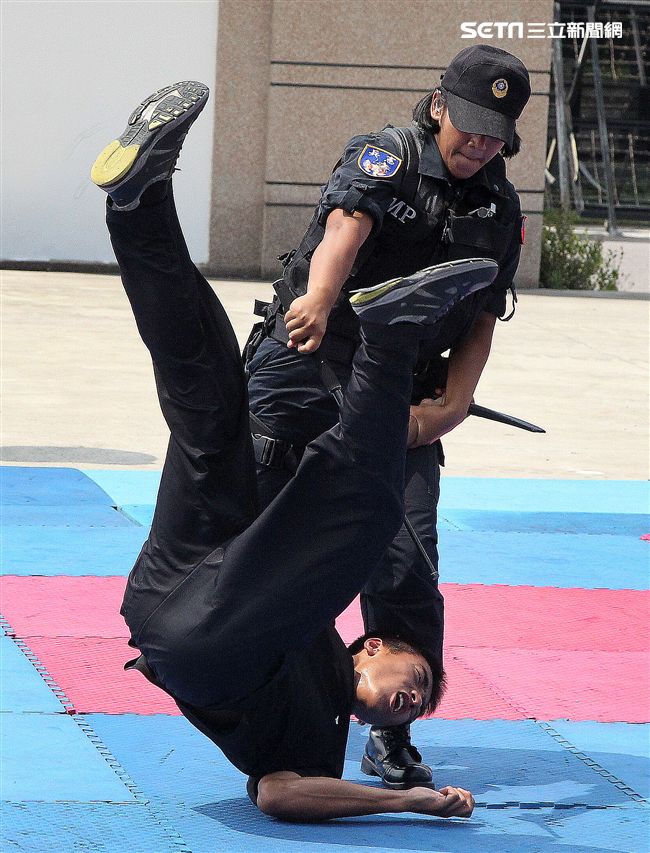 憲兵實施反制應變及限制空間戰鬥操演，「鎖喉反制」、 「纏手推掌」、 「擋劈掃腳」、 「槍檔轉刺」、 「棍打扣摔」等5項格鬥術式，並模擬執勤突發事件實施狀況操演。（記者邱榮吉/攝影）
