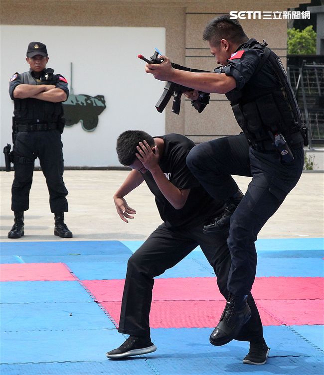 憲兵實施反制應變及限制空間戰鬥操演，「鎖喉反制」、 「纏手推掌」、 「擋劈掃腳」、 「槍檔轉刺」、 「棍打扣摔」等5項格鬥術式，並模擬執勤突發事件實施狀況操演。（記者邱榮吉/攝影）