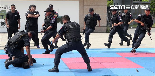 憲兵實施反制應變及限制空間戰鬥操演，「鎖喉反制」、 「纏手推掌」、 「擋劈掃腳」、 「槍檔轉刺」、 「棍打扣摔」等5項格鬥術式，並模擬執勤突發事件實施狀況操演。（記者邱榮吉/攝影）