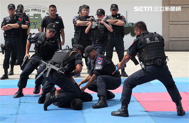 憲兵實施反制應變及限制空間戰鬥操演，「鎖喉反制」、 「纏手推掌」、 「擋劈掃腳」、 「槍檔轉刺」、 「棍打扣摔」等5項格鬥術式，並模擬執勤突發事件實施狀況操演。（記者邱榮吉/攝影）