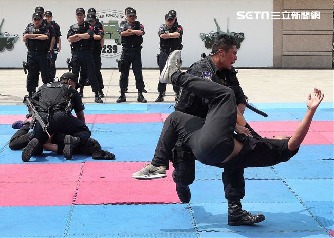 憲兵實施反制應變及限制空間戰鬥操演，「鎖喉反制」、 「纏手推掌」、 「擋劈掃腳」、 「槍檔轉刺」、 「棍打扣摔」等5項格鬥術式，並模擬執勤突發事件實施狀況操演。（記者邱榮吉/攝影）
