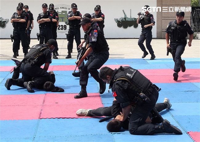 憲兵實施反制應變及限制空間戰鬥操演，「鎖喉反制」、 「纏手推掌」、 「擋劈掃腳」、 「槍檔轉刺」、 「棍打扣摔」等5項格鬥術式，並模擬執勤突發事件實施狀況操演。（記者邱榮吉/攝影）