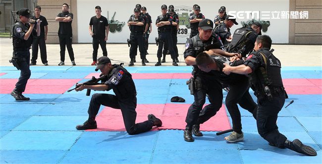 憲兵實施反制應變及限制空間戰鬥操演，「鎖喉反制」、 「纏手推掌」、 「擋劈掃腳」、 「槍檔轉刺」、 「棍打扣摔」等5項格鬥術式，並模擬執勤突發事件實施狀況操演。（記者邱榮吉/攝影）