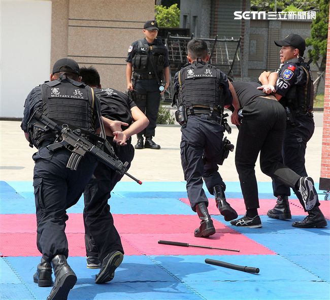 憲兵實施反制應變及限制空間戰鬥操演，「鎖喉反制」、 「纏手推掌」、 「擋劈掃腳」、 「槍檔轉刺」、 「棍打扣摔」等5項格鬥術式，並模擬執勤突發事件實施狀況操演。（記者邱榮吉/攝影）