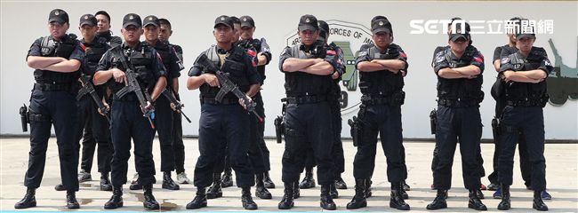 憲兵實施反制應變及限制空間戰鬥操演，「鎖喉反制」、 「纏手推掌」、 「擋劈掃腳」、 「槍檔轉刺」、 「棍打扣摔」等5項格鬥術式，並模擬執勤突發事件實施狀況操演。（記者邱榮吉/攝影）