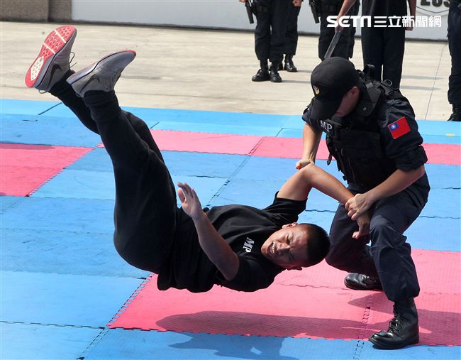憲兵實施反制應變及限制空間戰鬥操演，「鎖喉反制」、 「纏手推掌」、 「擋劈掃腳」、 「槍檔轉刺」、 「棍打扣摔」等5項格鬥術式，並模擬執勤突發事件實施狀況操演。（記者邱榮吉/攝影）