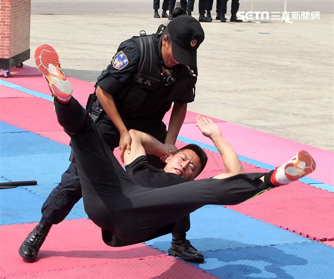 憲兵實施反制應變及限制空間戰鬥操演，「鎖喉反制」、 「纏手推掌」、 「擋劈掃腳」、 「槍檔轉刺」、 「棍打扣摔」等5項格鬥術式，並模擬執勤突發事件實施狀況操演。（記者邱榮吉/攝影）